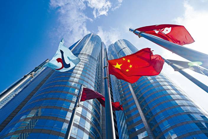 二十大提出鞏固港澳在國際金融等領域的地位，香港宜把握機遇，提升國際金融中心地位。
