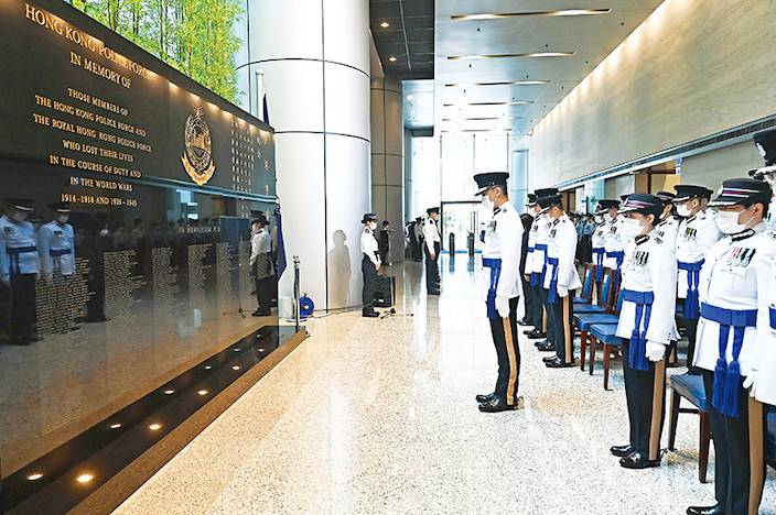 處長蕭澤頤與處長級人員出席在警政大樓三樓大堂新設立警隊紀念牆舉行的儀式。