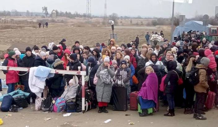 準備跨越邊境逃往波蘭的烏克蘭難民。網上資料圖片