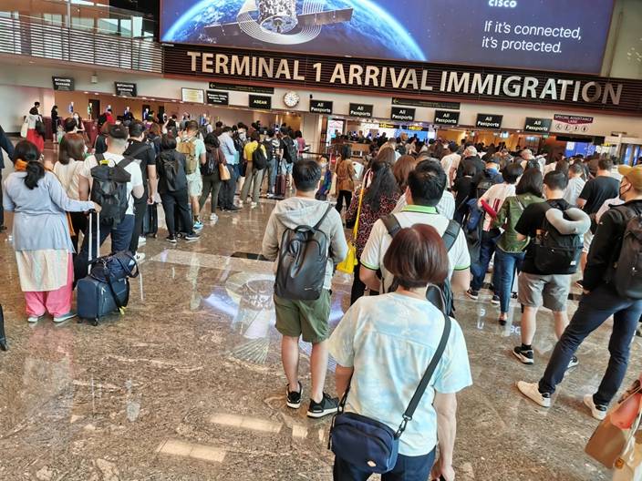 新加坡由機場入境，到乘的士，再到旅遊景點，都迫滿遊客。