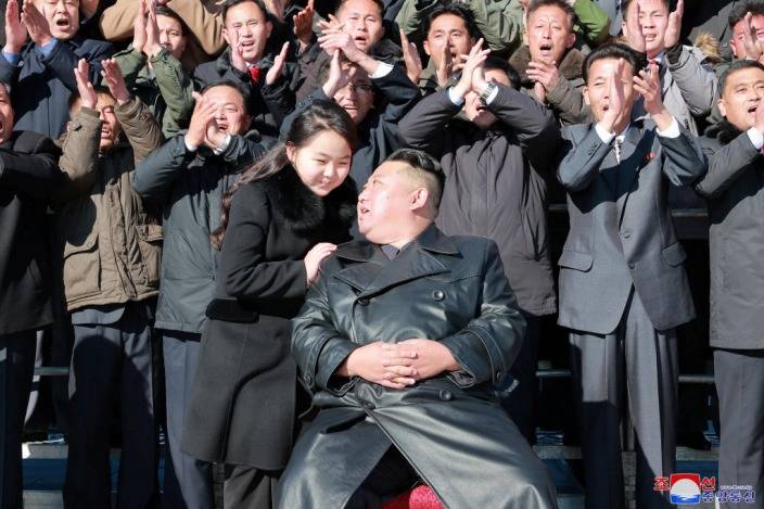 亦有分析認為，金主愛二度亮相是強調只有核武力才能保障朝鮮年輕一代的未來。