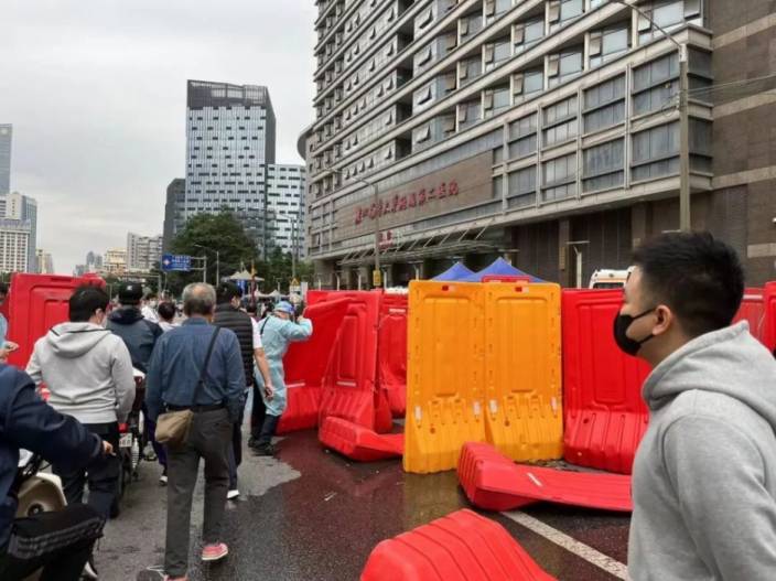 近期全国多地解封，廣州各區拆除封控區圍欄。