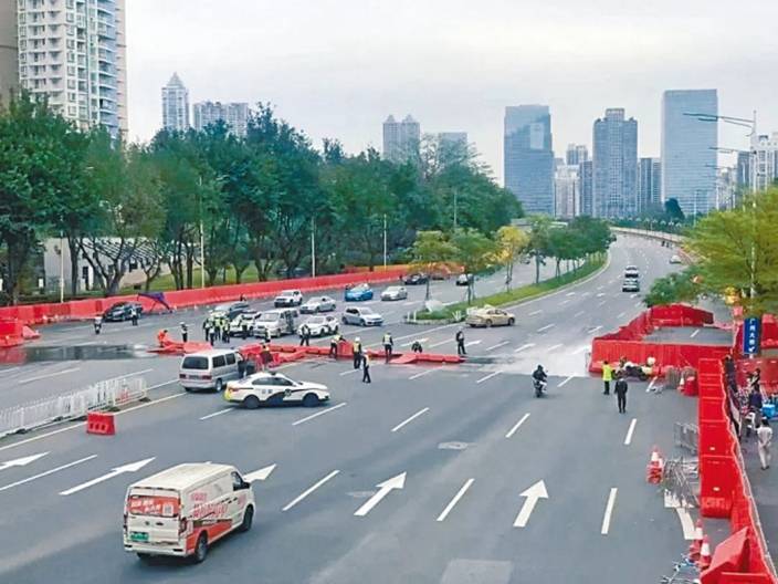 有廣州市民第一時間跑出公路拍片並大聲歡呼「解封啦！」