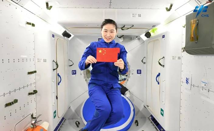 航天員劉洋身後的是問天實驗艙睡眠區。