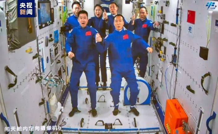 11月30日早上，包括鄧清明在內的「神十五」航天員進入「天和」核心艙。央視影片截圖。