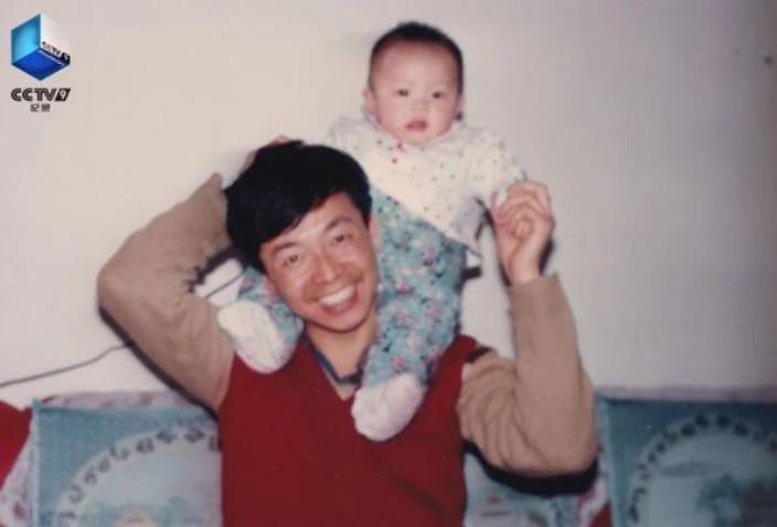 鄧清明與女兒鄧滿琪。網上圖片。