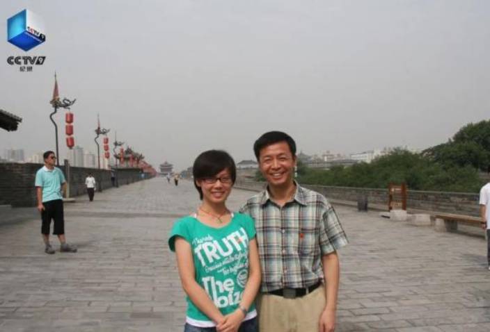 鄧清明與女兒鄧滿琪。網上圖片。