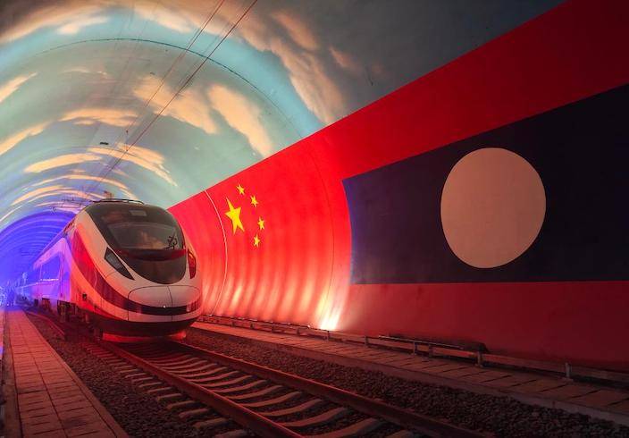 2021年10月15日，「瀾滄號」動車組通過中老友誼隧道內的兩國邊界。