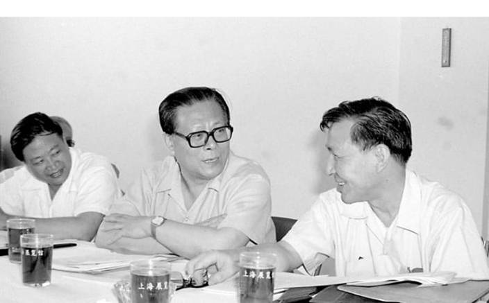 江澤民80年代中任上海市長期間，與前往投資建設的首批香港企業家交往甚密，胡法光是其中之一，胡曉明也有隨行，與江澤民成了網球「波友」。