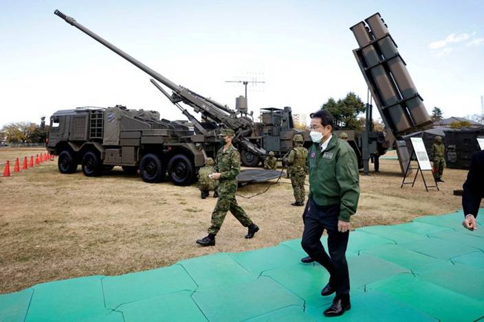 岸田文雄2021年11月檢閱自衛隊19式155毫米輪式自行榴彈砲和12式反艦導彈。