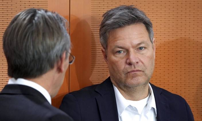 German Economy Minister Habeck suddenly changed his tough attitude towards China, which has something to do with US aggression.  AP photos