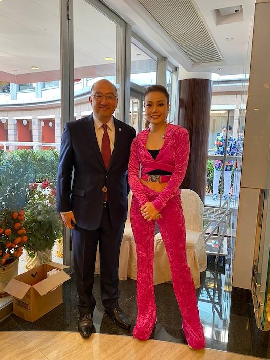 香港賽馬會公司事務執行總監譚志源與天后容祖兒。