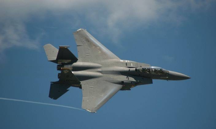 雖然美軍F-15等戰術飛機也可以攜帶該導彈，但航程不足。
