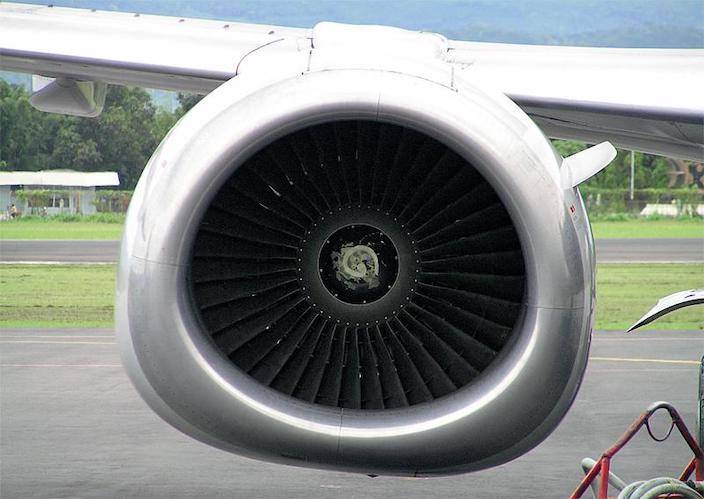 波音737 MAX的發動機艙距離地面非常近。