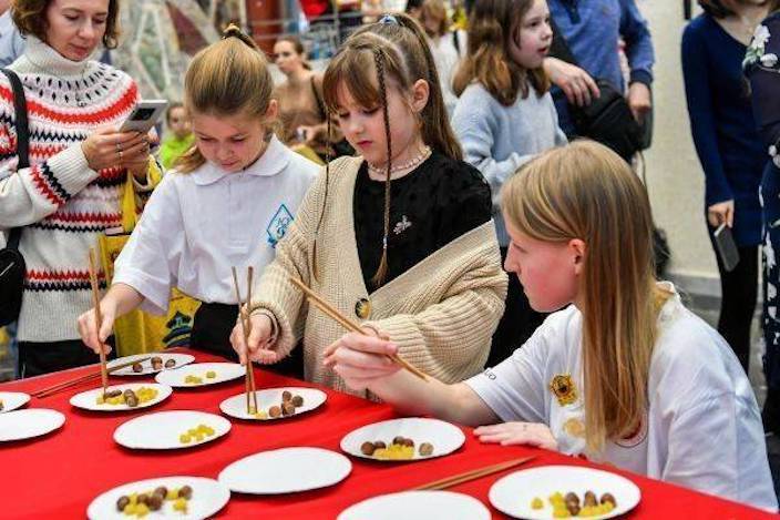 1月21日，兒童在俄羅斯莫斯科的迎新春活動上學習使用筷子。（新華社）