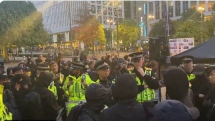在英國的「黑衣人」於示威中與警察對峙。在新法例下，英警對鎮壓激進示威不會手軟。
