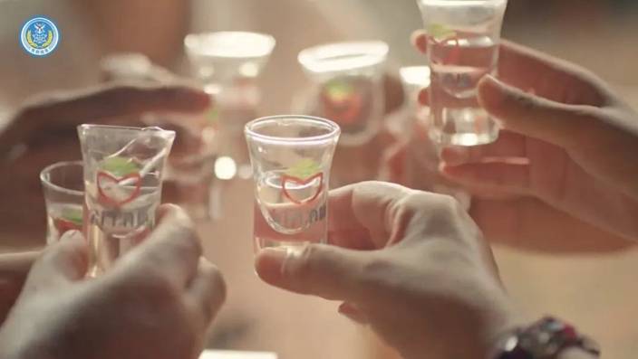 短片中出現印有「金門酒廠」字樣酒杯。
