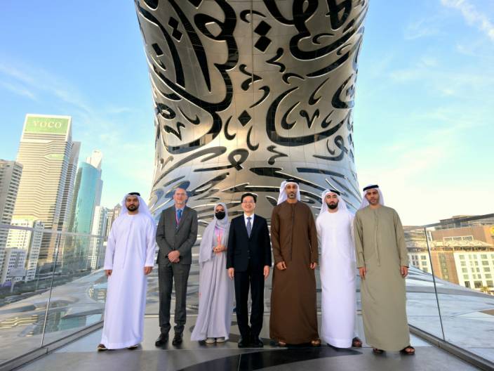 特首李家超在迪拜參觀未來博物館。