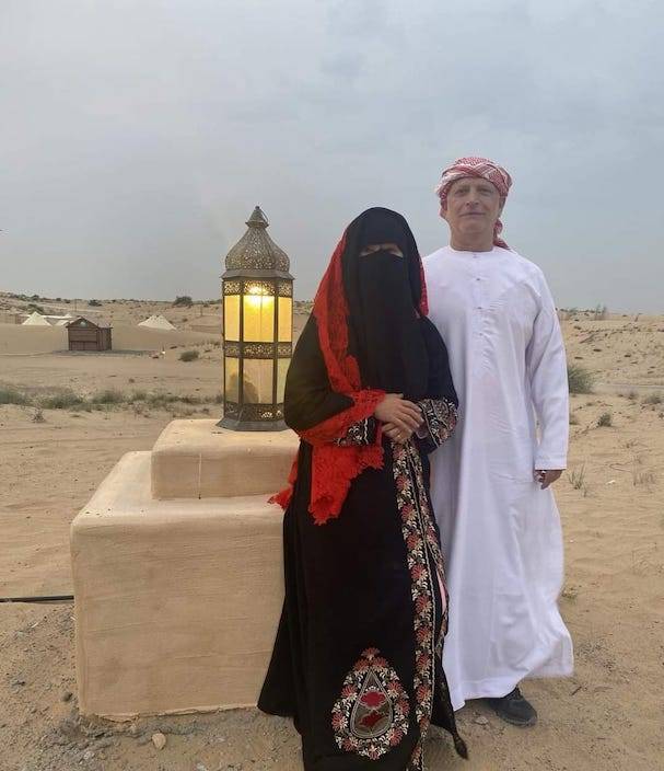 Strange woman Weng Jingjing (left) and her husband He Youbiao (right) entered the real estate industry in Saudi Arabia and are also considering opening a law firm.