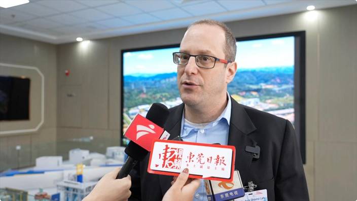 以色列駐港總領事藍天銘使用流利中文接受媒體訪問。東莞宣文部提供圖片