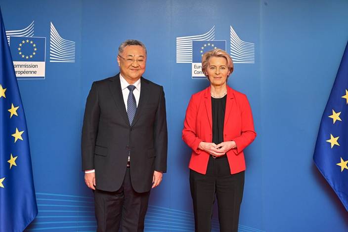 中國駐歐盟使團團長傅聰大使與歐盟委員會主席馮德萊恩。