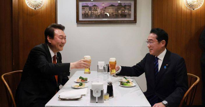 尹錫悅與岸田「蛋包飯外交」舉杯對飲。AP圖片