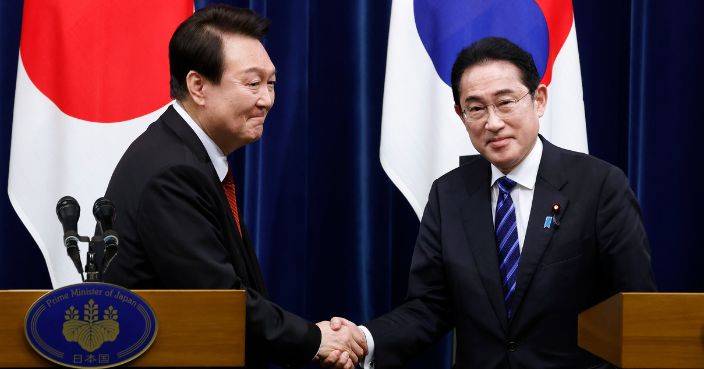 日韓領袖對談，歷史爭議似乎沒那麼容易畫下句點。AP圖片