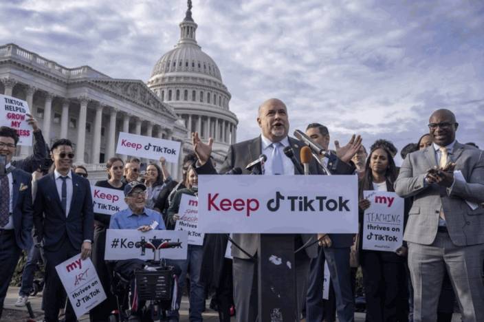 眾議員波肯（中）、鮑曼（右）與一群網紅22日在國會山莊前集會，呼籲政府不要禁TikTok。AP圖片