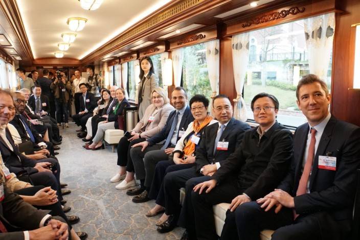 外交部駐港公署特派員劉光源與參訪團其他成員一齊搭乘火車。本網記者攝