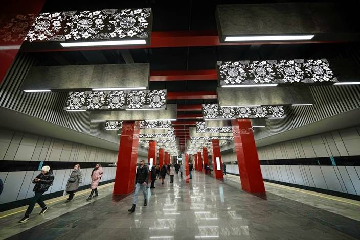 為迎接習近平主席到訪，莫斯科車站作出中國化裝飾。AP圖片
