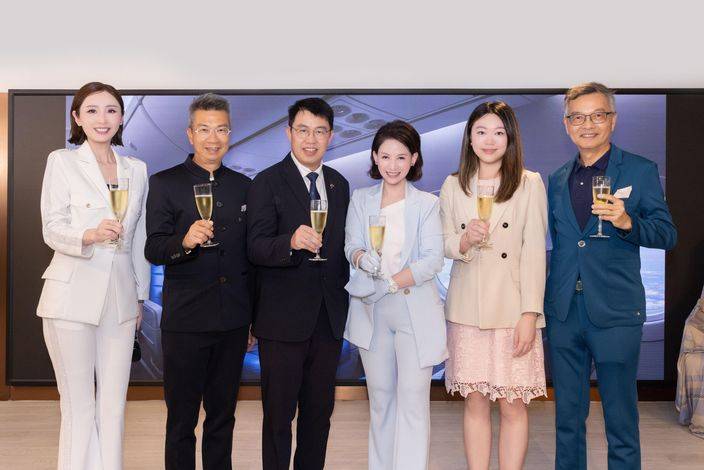 NNOTIER創辦人兼總裁林曉盈女士與嘉賓進行祝酒儀式  （左起）著名藝人陳貝兒小姐、香港電訊個人業務行政總裁林國誠先生、香港中文大學醫院行政總裁鍾健禮醫生、INNOTIER創辦人兼總裁林曉盈女士、香港中文大學醫院家庭醫學專科醫生陳婉晴醫生及香港行政會議成員、著名兒科及社會醫學專科醫生林正財醫生