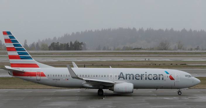 Fuel weighs on American Airlines, but it tops forecasts
