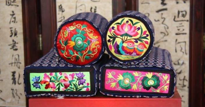 Gansu's embroidered pillow