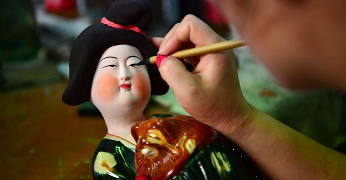 Tri-colored glazed pottery technique inheritor in China's Henan