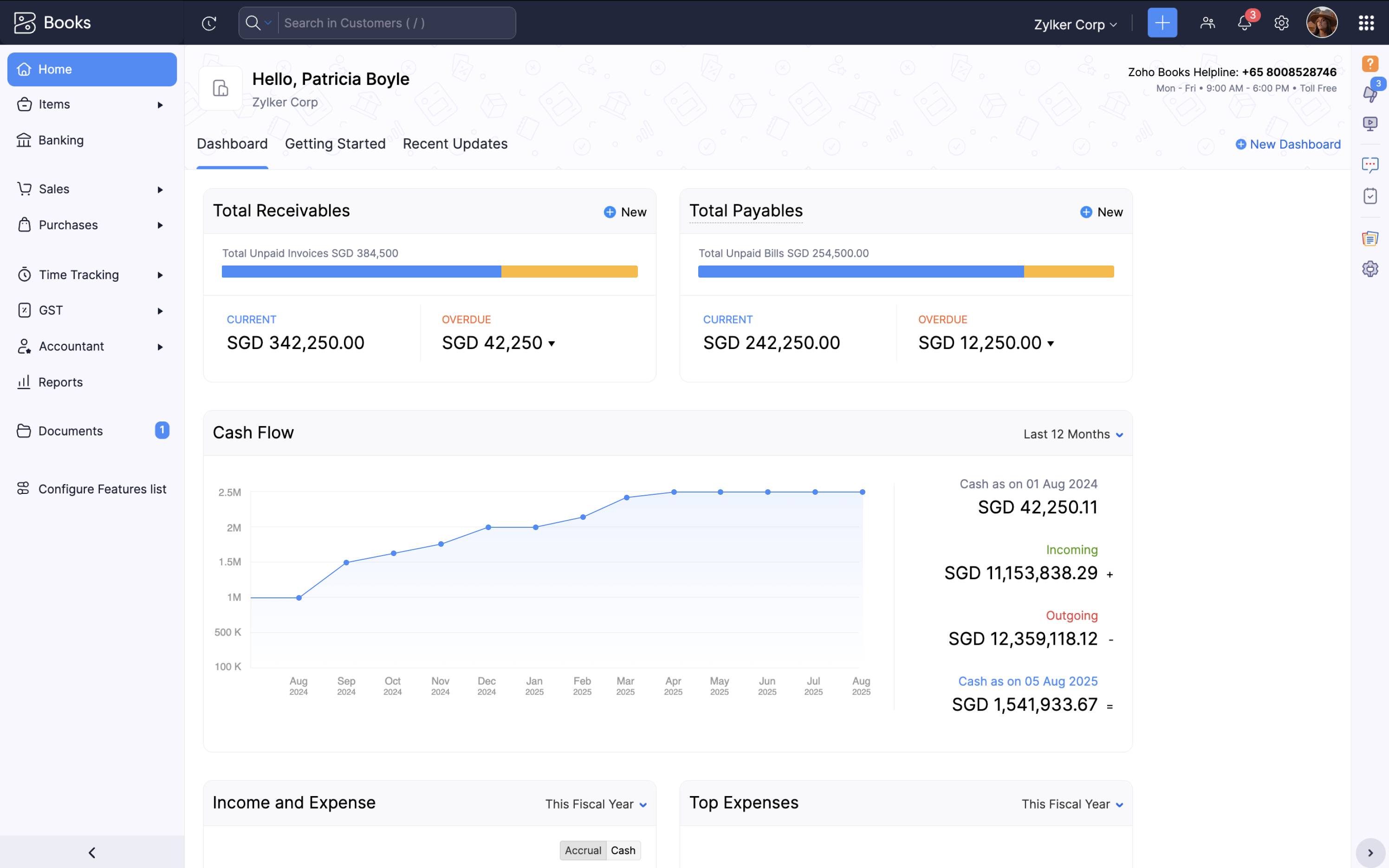 Your business at a glance with the Dashboard in the Singapore edition of Zoho Books 