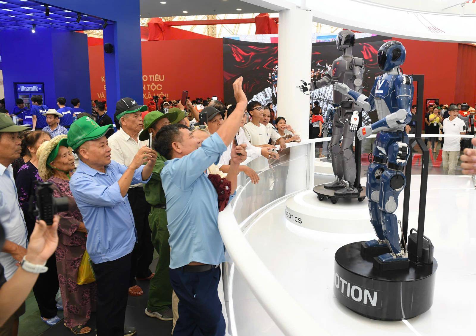 Technology products of Vingroup such as VinRobotics and VinMotion at the the exhibition. 