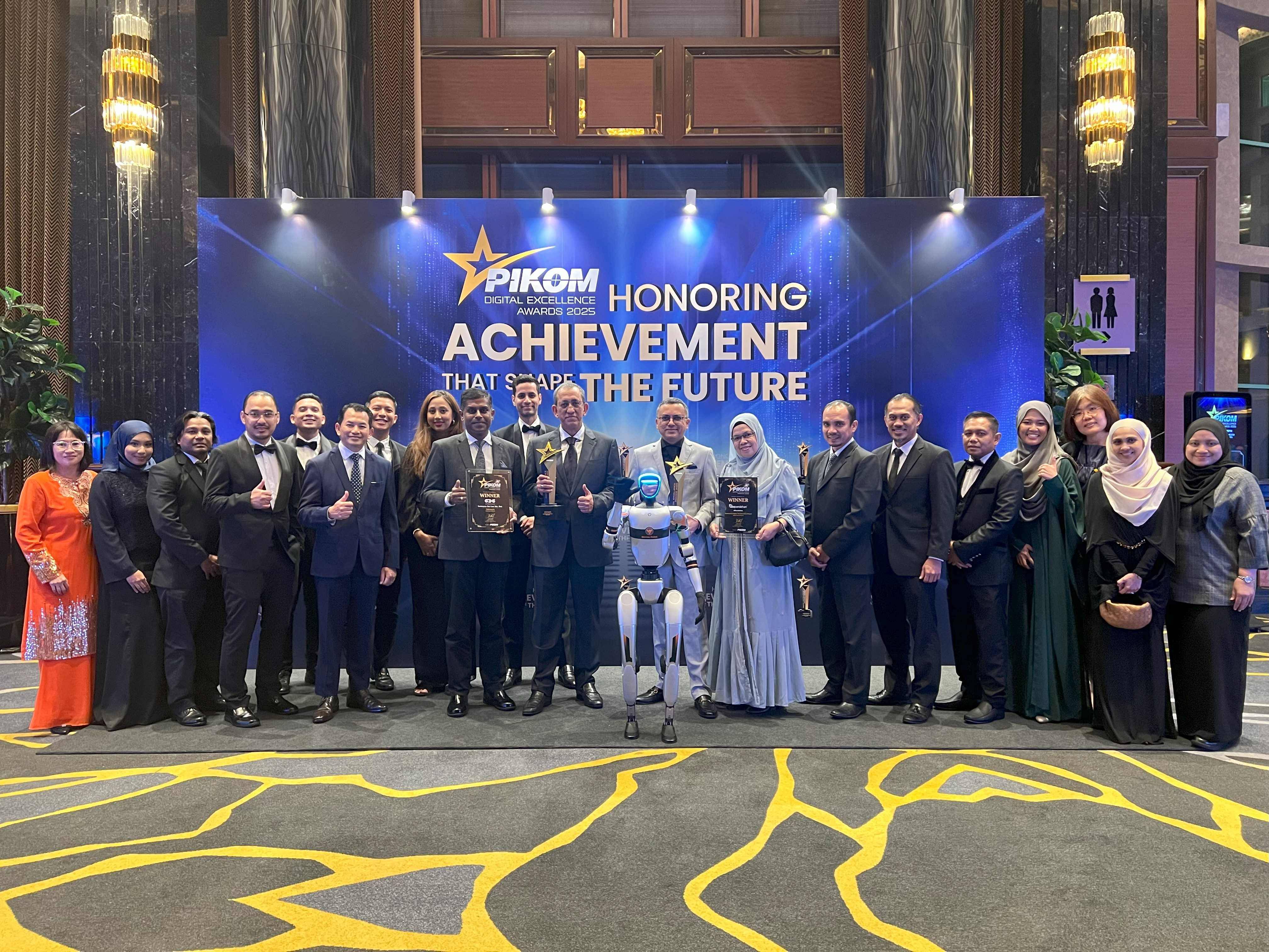 Group photo of CDC and MOF at the PDEA 2025 Gala Dinner at Sunway Resort Hotel. 