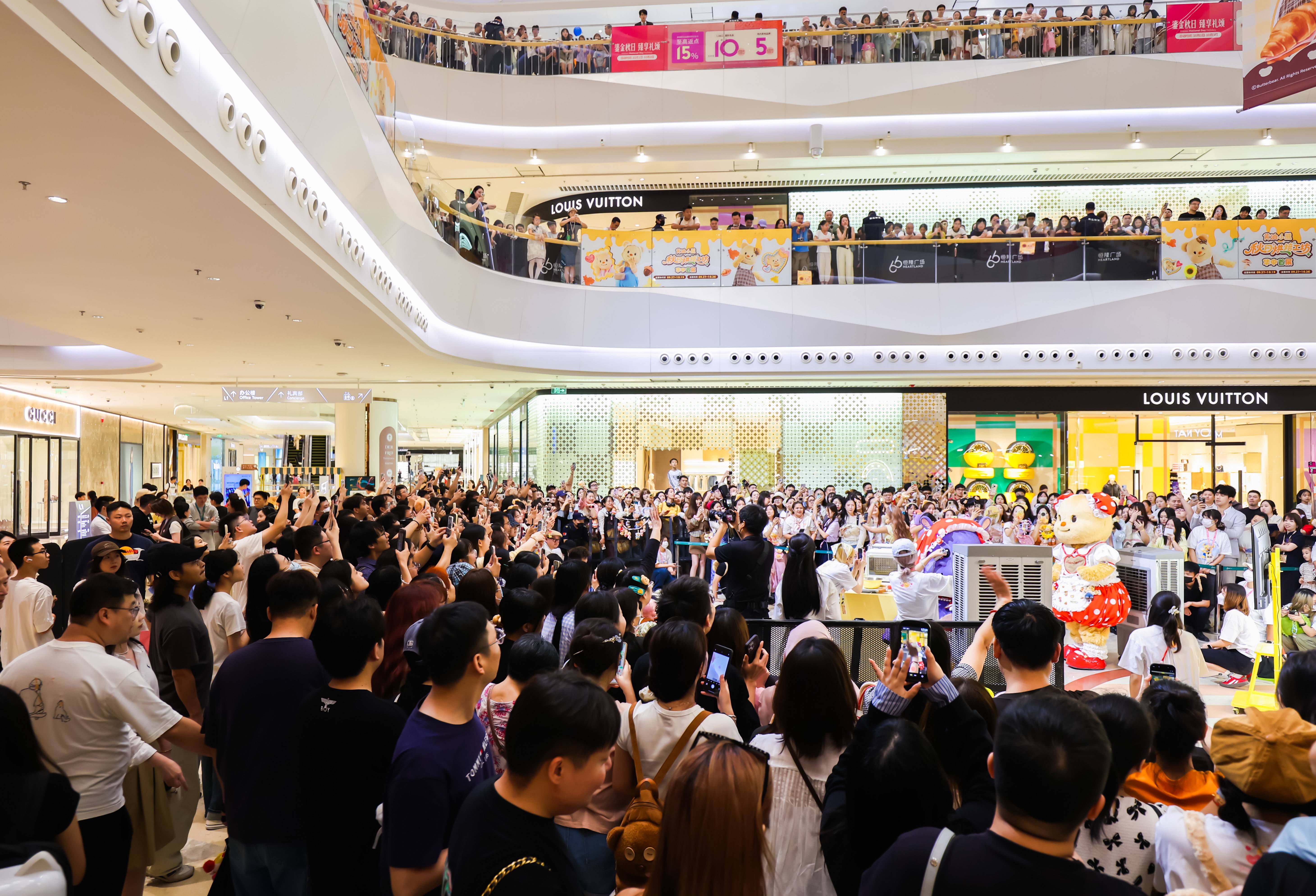 Heartland 66 in Wuhan attracted customer traffic with the popular IP “ButterBear,” with tenant sales on National Day more than doubling from last year 