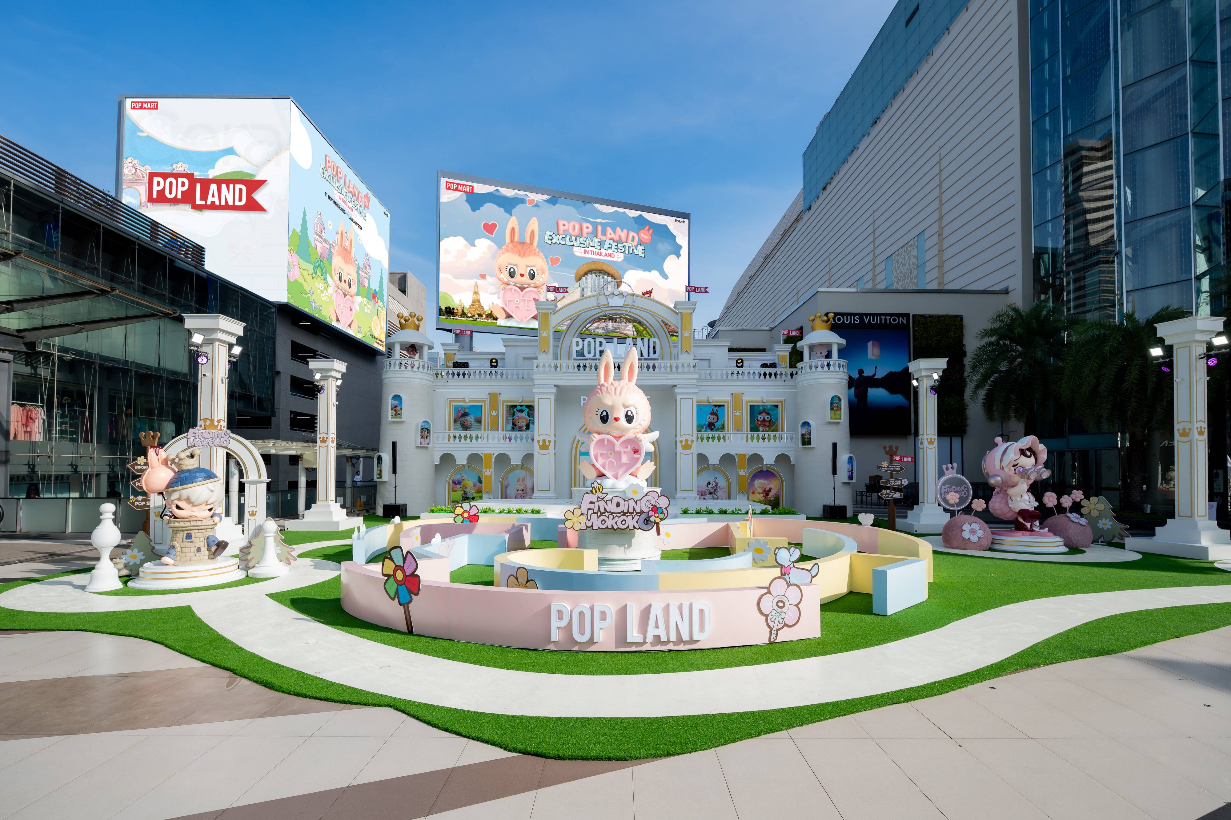 POP LAND CASTLE – The centerpiece of the event featuring giant art toy figures of POP MART’s most iconic characters such as MOLLY, SKULLPANDA, and HIRONO, surrounding the highlight installation — the 5-meter-tall MOKOKO Big Figure, surrounded by a playful maze. 