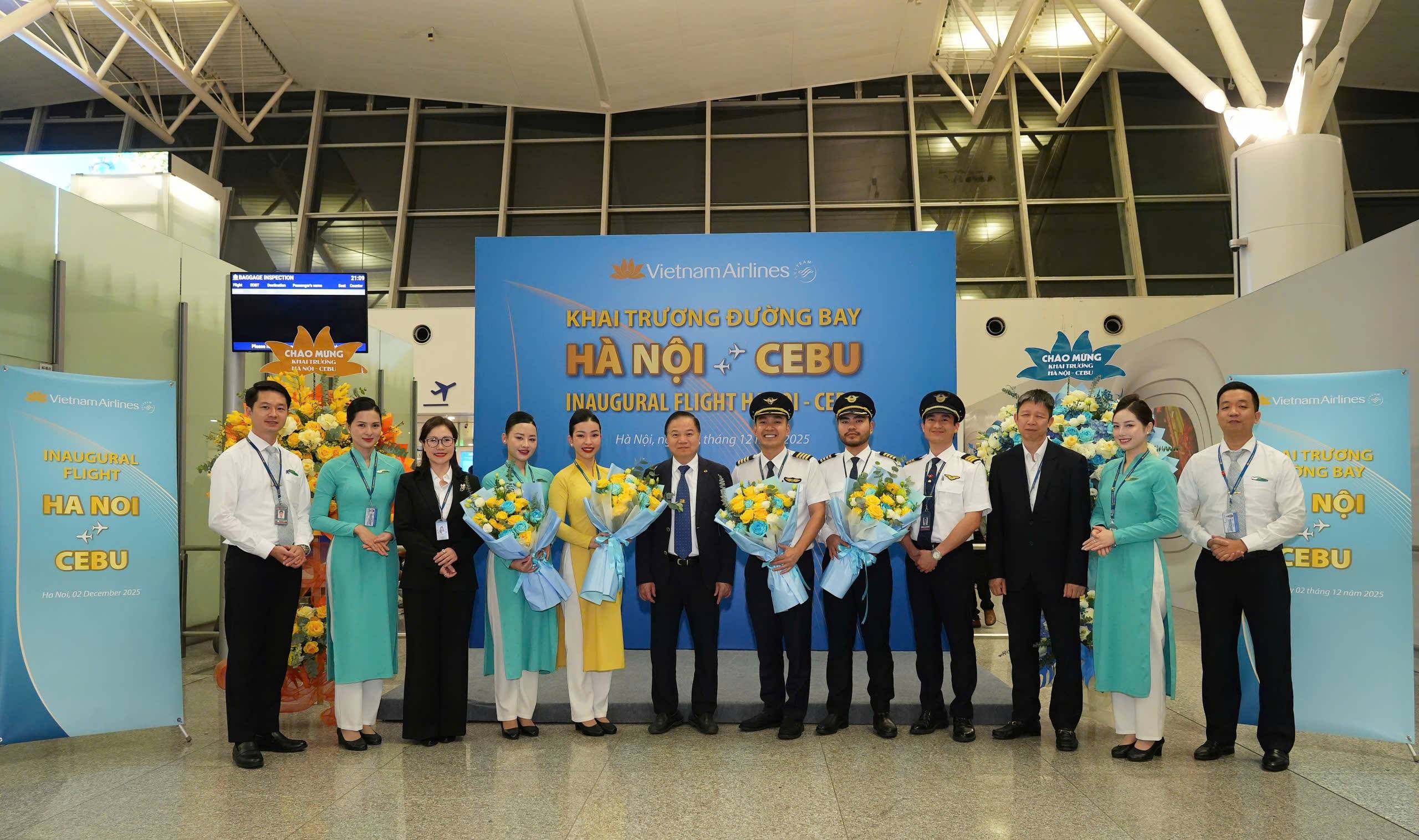 The entire crew of the inaugural flight from Hanoi to Cebu. 