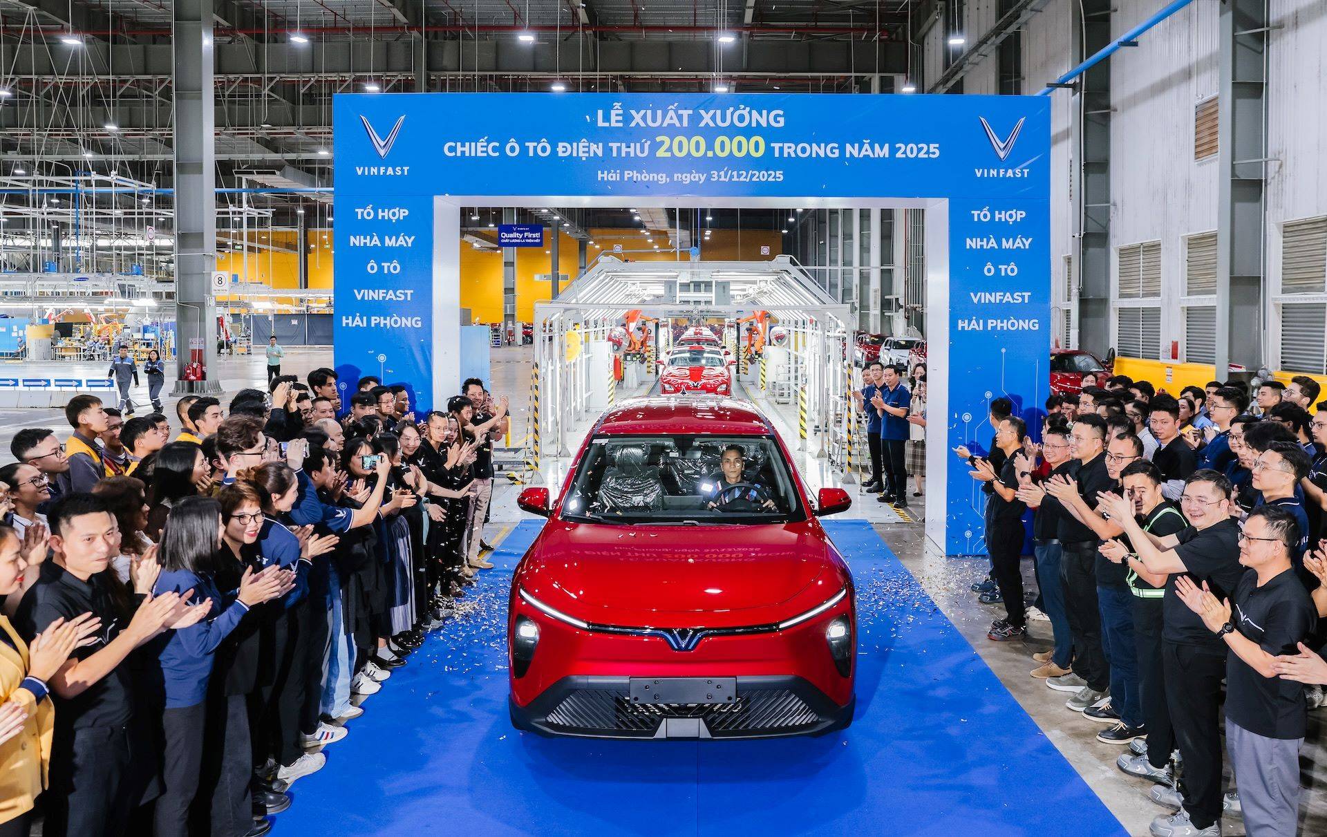 VinFast's Hai Phong manufacturing complex ended the year at full throttle, rolling off the 200,000th vehicle from its production line. 