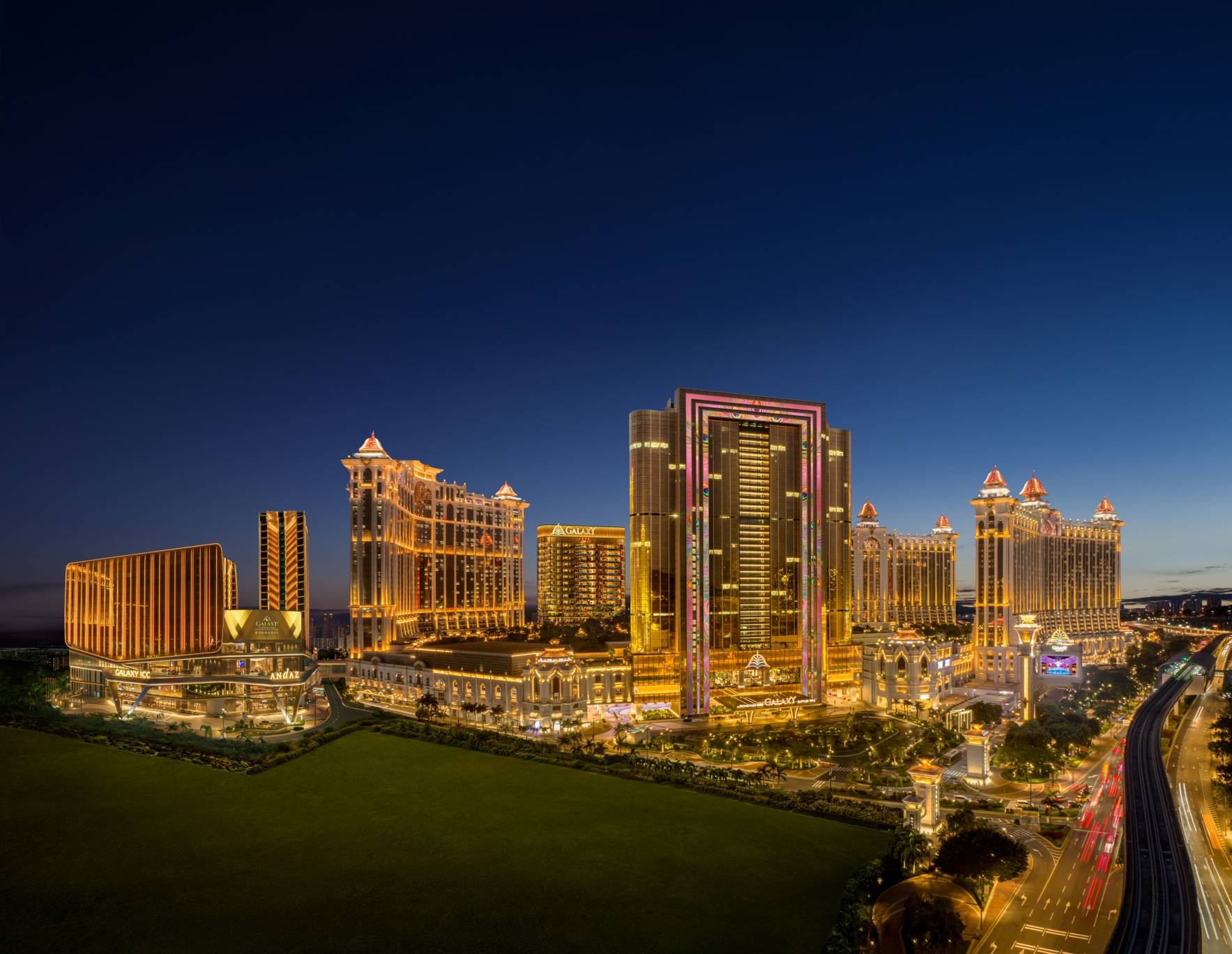 Galaxy Macau is excited to welcome the return of UFC for a thrilling, state-of-the-art entertainment showcase at Galaxy Arena between May 28 and 30. 