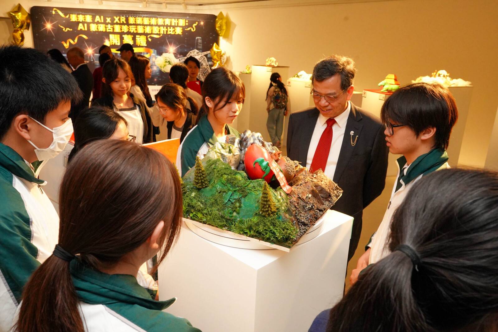 AI technology redefines the beauty of antiques: Yung Yau College held the Robert Chang AI x XR Digital Arts Education Program: AI Digital Antique & Art Design Competition 