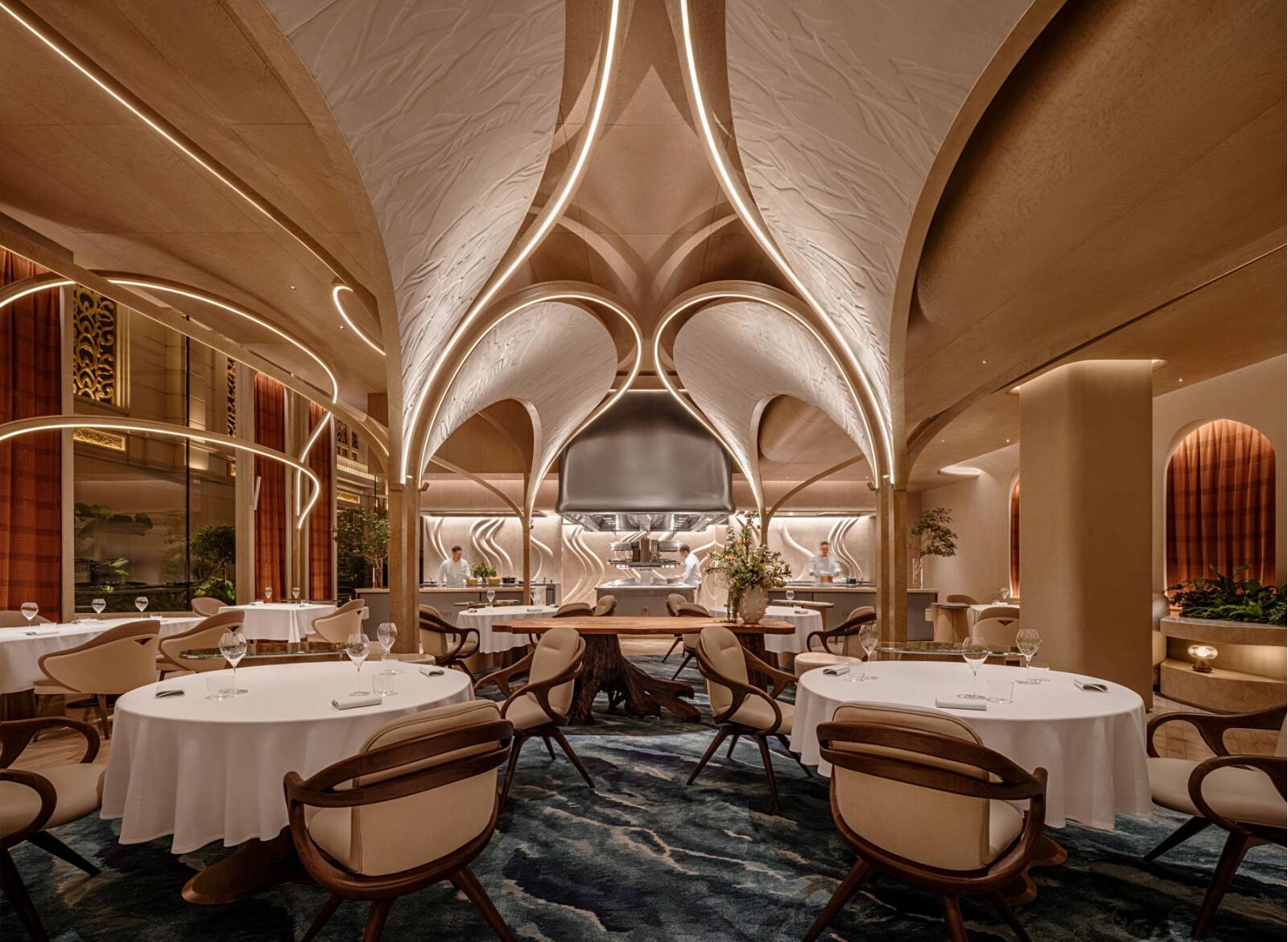 Designed by J Candice Interior Architects, Estuary by Vicky Cheng unfolds as a timeless, immersive spatial journey that mirrors the restaurant’s themes of tidal transformation in nature. 