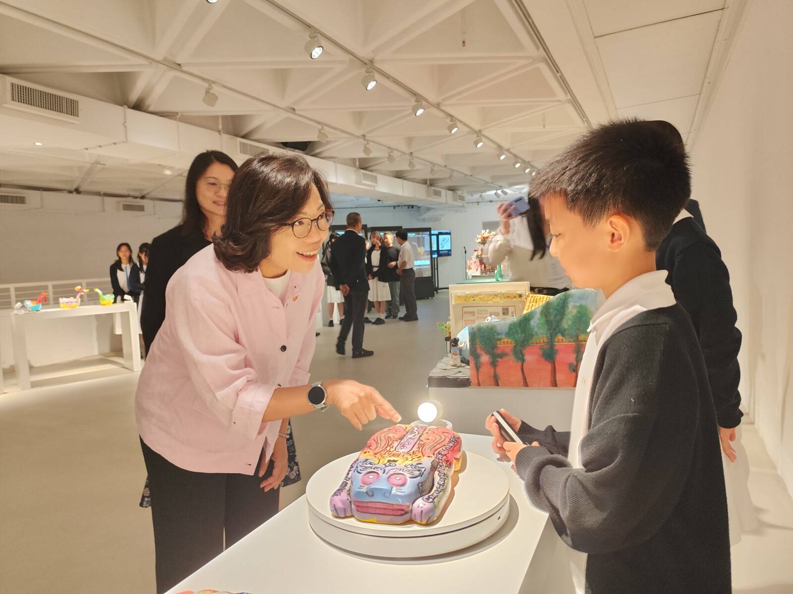 AI technology redefines the beauty of antiques: Yung Yau College held the Robert Chang AI x XR Digital Arts Education Program: AI Digital Antique & Art Design Competition 