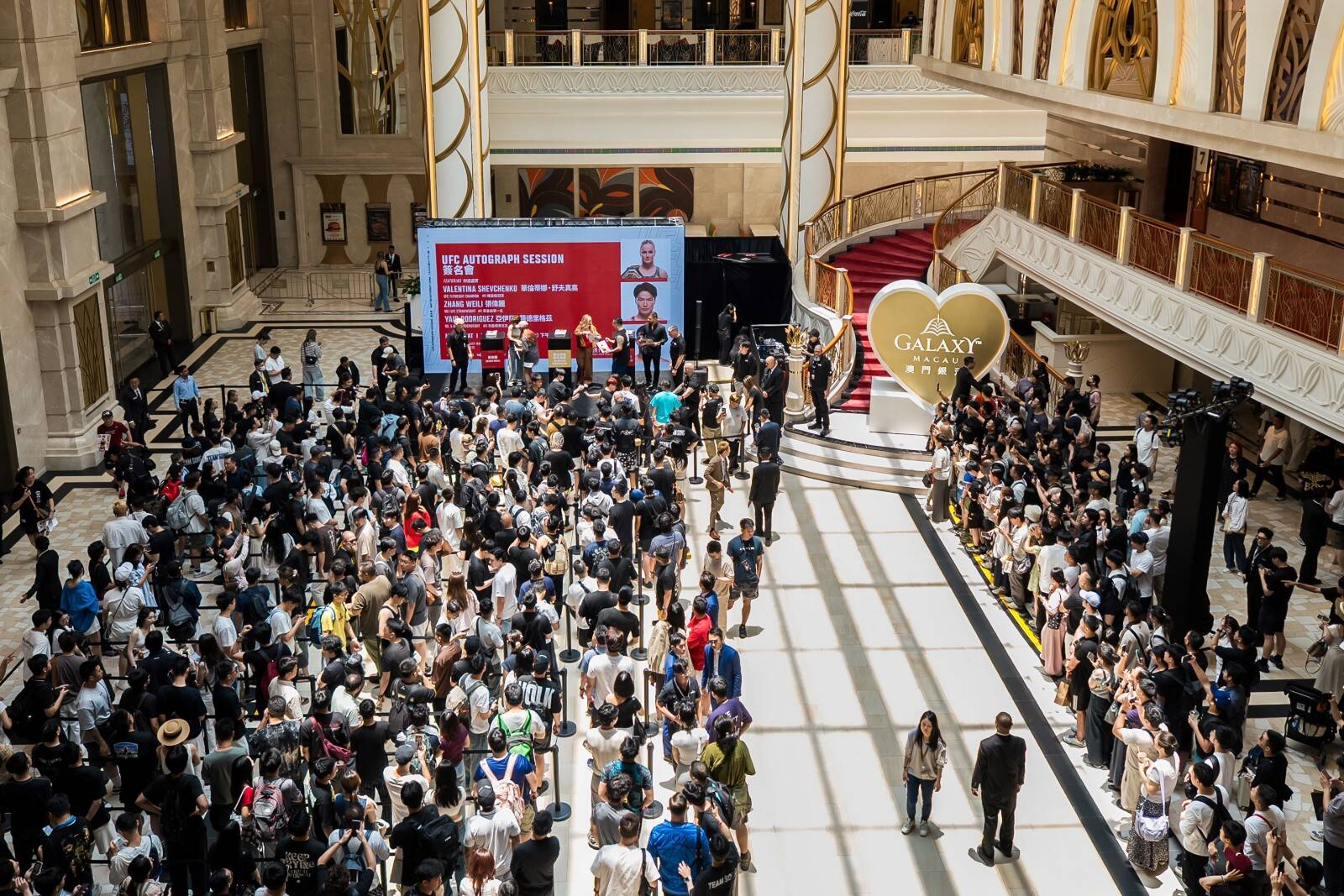 In collaboration with UFC, Galaxy Macau presented Fight Week fan activities at East Square, attracting a large number of fight fans eager to battle-test their UFC heroes, alongside the UFC FAN EXPERIENCE at the Pearl Lobby at Galaxy Promenade for an exclusive experience. 