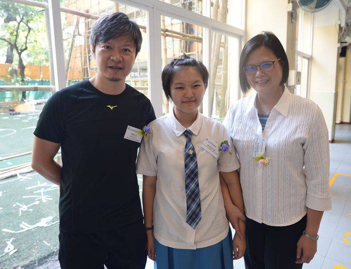 陳翠雯與獎學金捐款人魏剛（左）和學校校長張淑婉（右）合照
