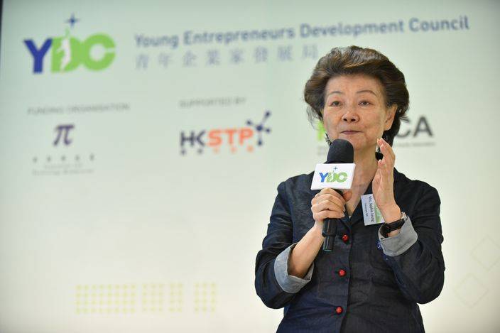 青年企業家發展局主席梁劉柔芬寄語年青人，提出好建議改變社會。