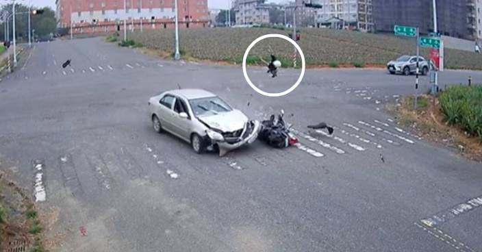 台男駕電單車被撞飛三米高落地 頭盔戴得穩固保命