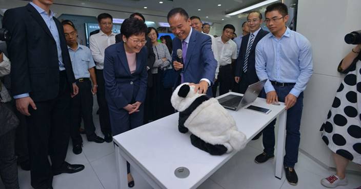 林鄭續訪深圳科研機構 抱熊貓機器人交流